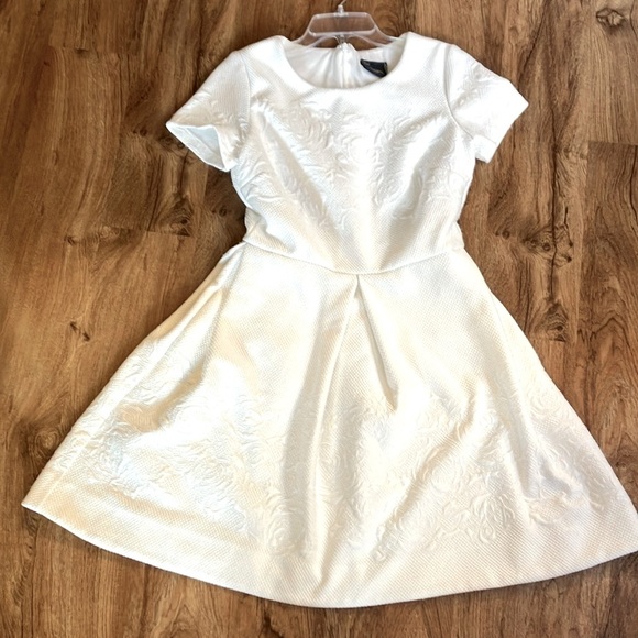 Just...Taylor Dresses & Skirts - Just...Taylor White Textured Short Sleeve Fit-and-Flare Dress size 10